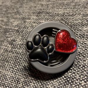 NWT Bath and Body Works PAW & HEART VENT CLIP
Car Fragrance Holder